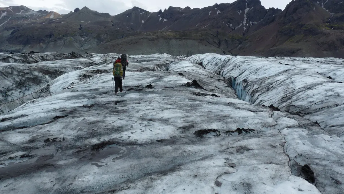 Hikers crossing Skeiðarárjökull, similar to a glacier hike with a Jökulsárlón boat tour
