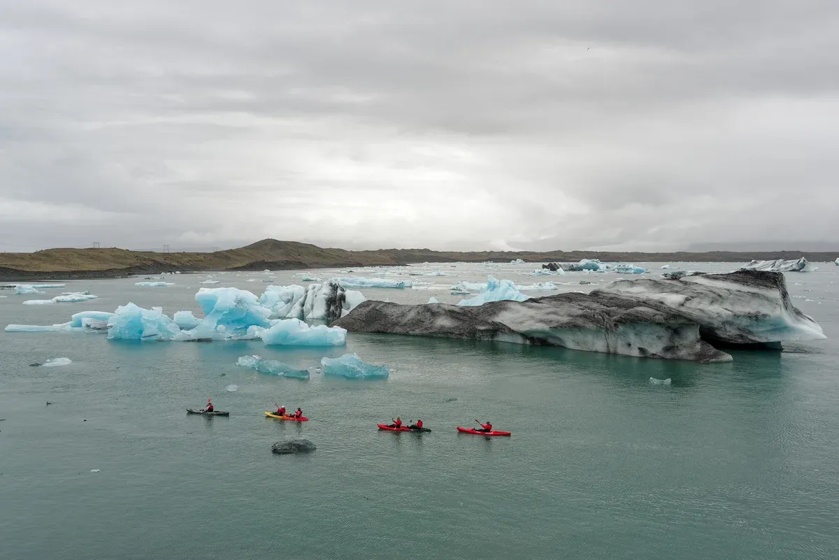 Kayakers among icebergs on Jökulsárlón, as on a Jökulsárlón boat tour or kayak trip